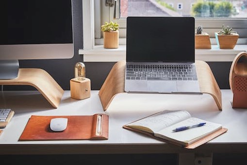 bureau avec ordinateur et cahier pour du télétravail