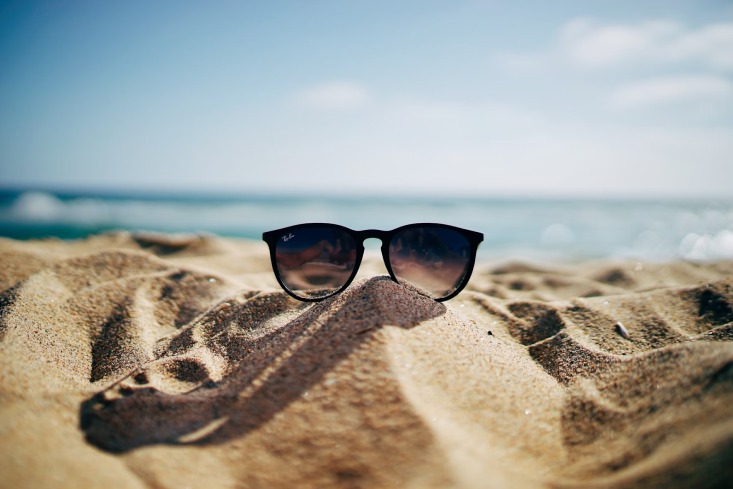 une plage avec des lunettes de soleil 