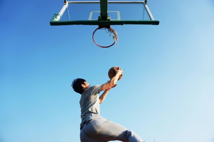 une personne joue au basket