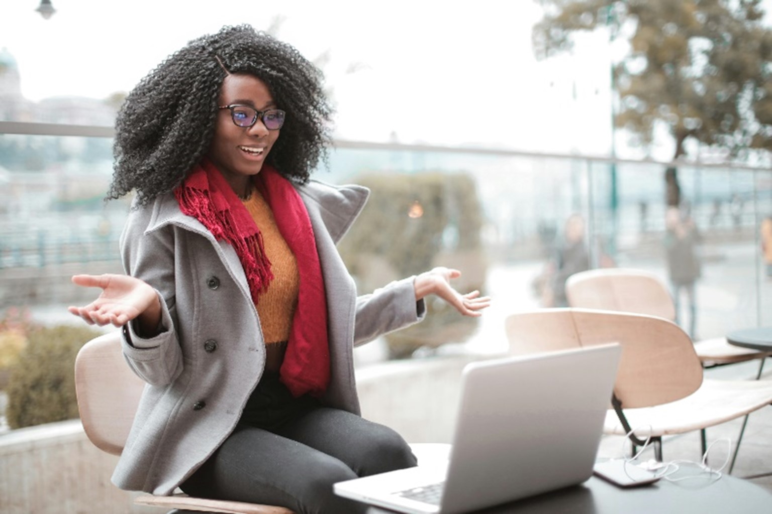 femme devant ordinateur extérieur