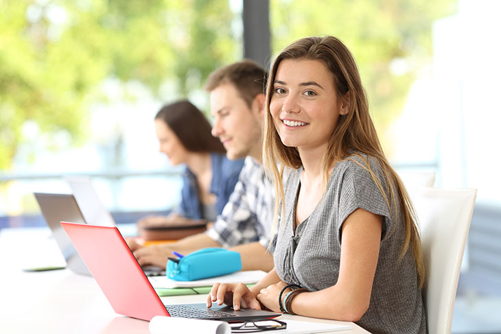 une jeune femme travaille sur son laptop