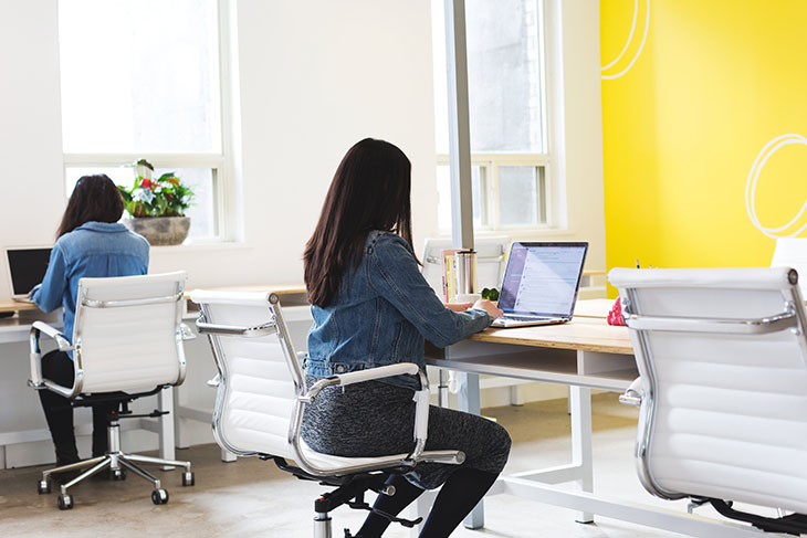 femme en train de travailler en open space