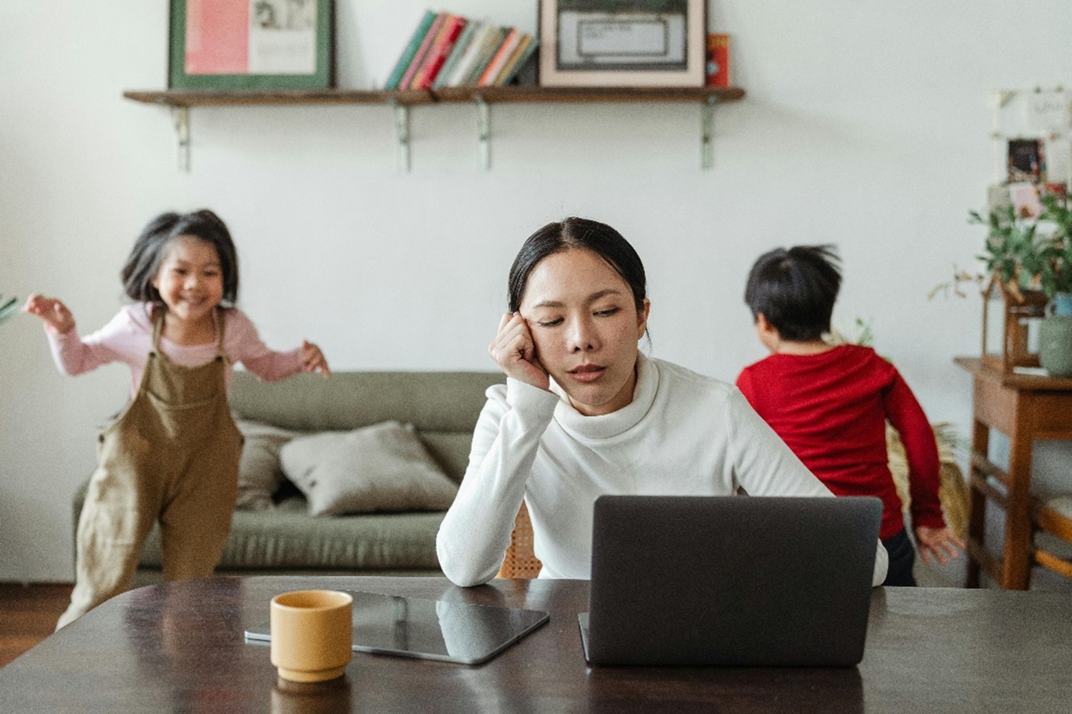 maman fatiguée avec enfants