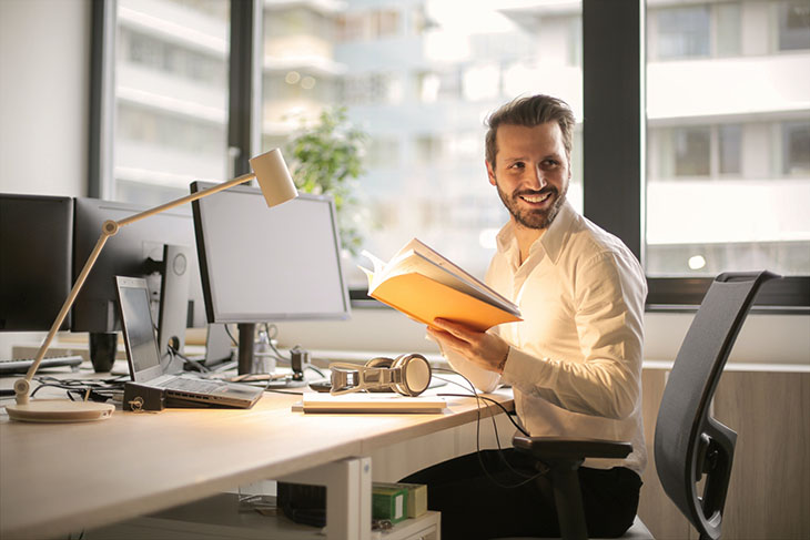 homme au travail assis à son bureau