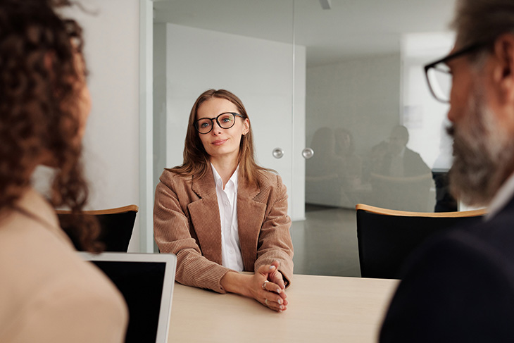 femme en entretien