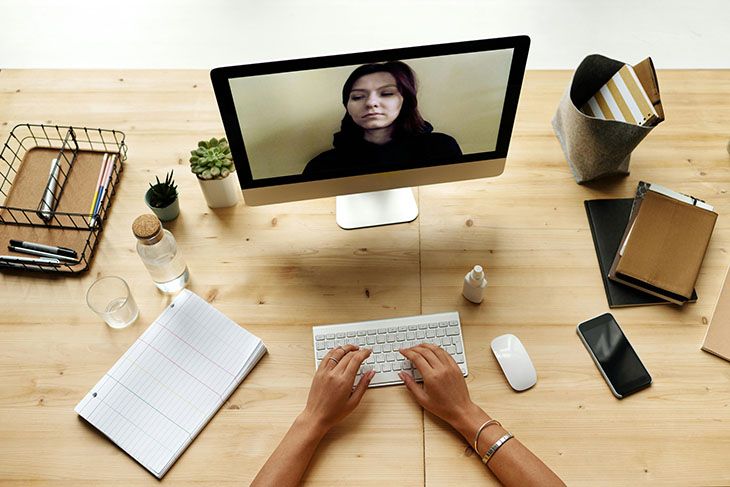 une personne en réunion en ligne avec un collègue