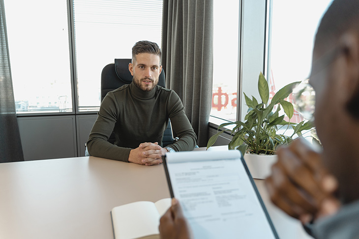 homme en entretien d'embauche 